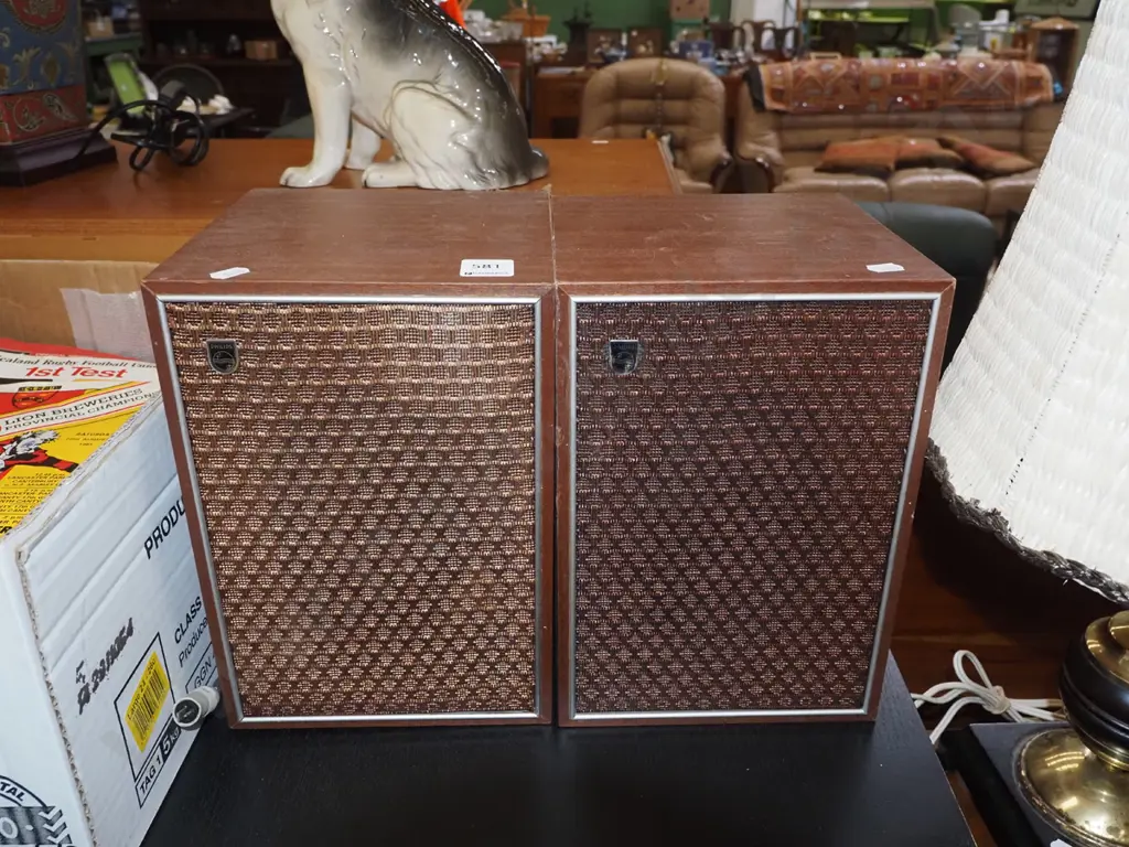 2x small bookcase speakers Image 1++