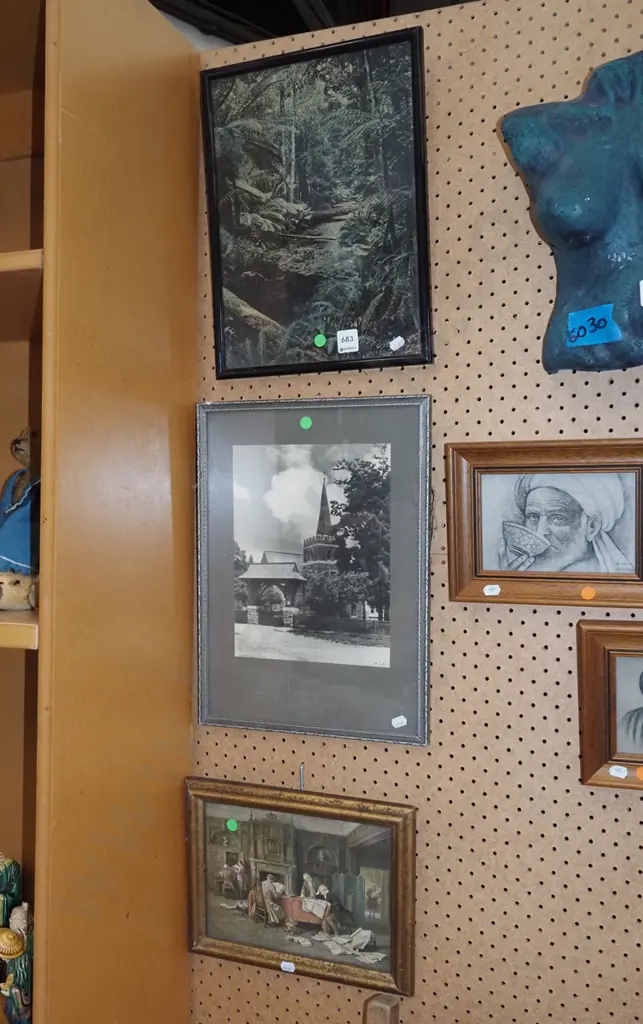 3x framed prints- green dots Image 1++