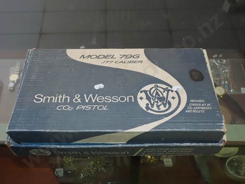 boxed Smith and Weston air pistol Image 1++