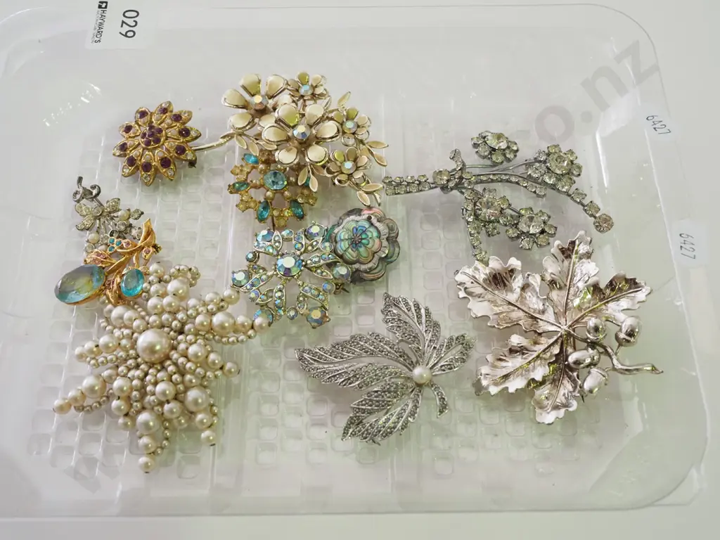 tray of costume jewellery Image 1++