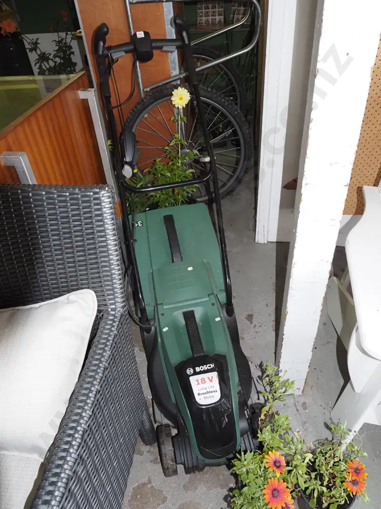 Bosch 18V electric lawn mower - battery and charger Image 1++