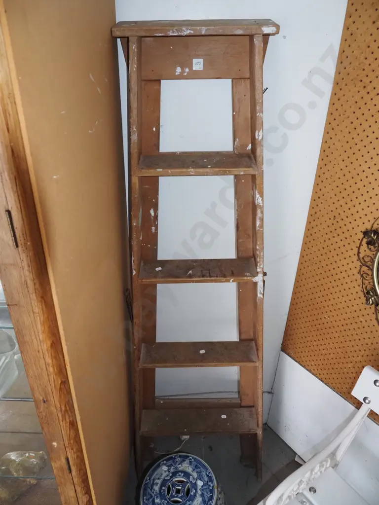 wooden 4 step ladder Image 1++