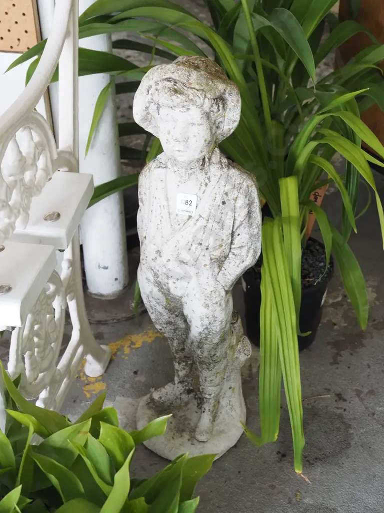 concrete figurine - whistling boy H570 Image 1++