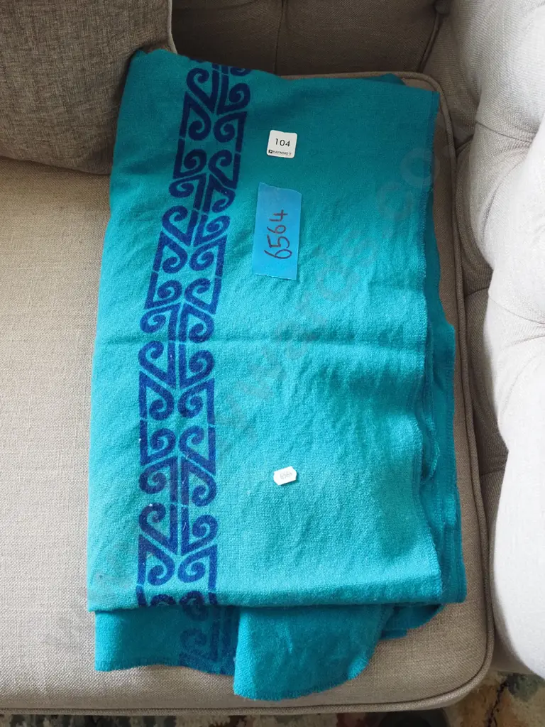 AirNZ cabin blanket - wear Image 1++