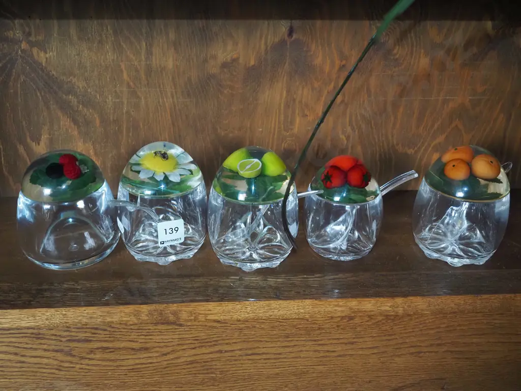 4x resin honey pots with spoons, 1x resin cover pot Image 1++