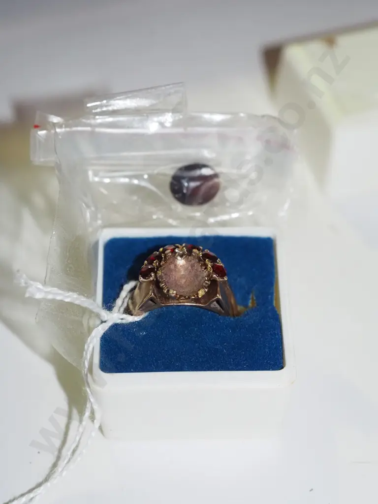 2x 9ct rings - one is missing stone Image 1++