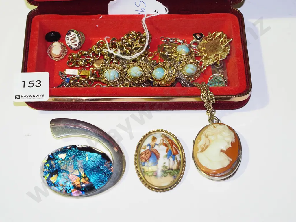 jewellery case & costume jewellery contents Image 1++