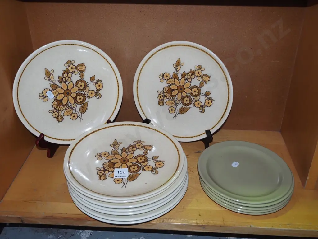 Crown Lynn dinner & side plates Image 1++