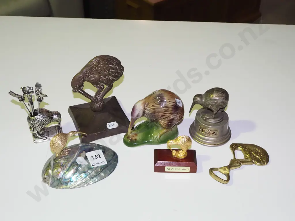 assorted souviner kiwi themed items Image 1++