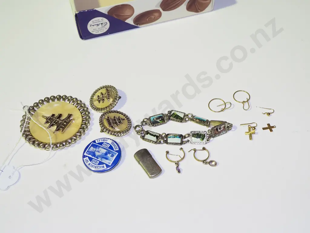 box; bracelet, badge, earrings etc Image 1++
