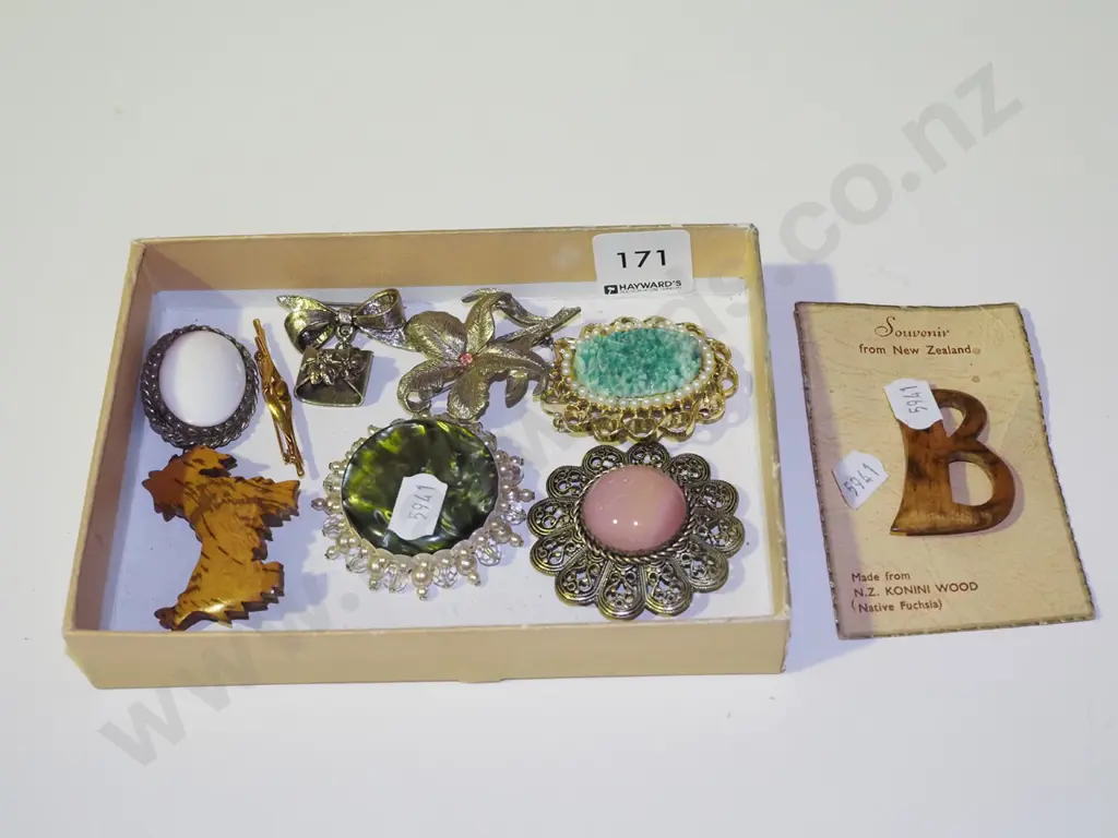 tray of various brooches Image 1++