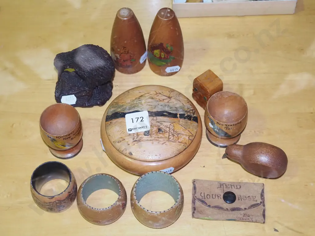 assorted kiwiana souviner items, napkin rings, trinket box etc Image 1++