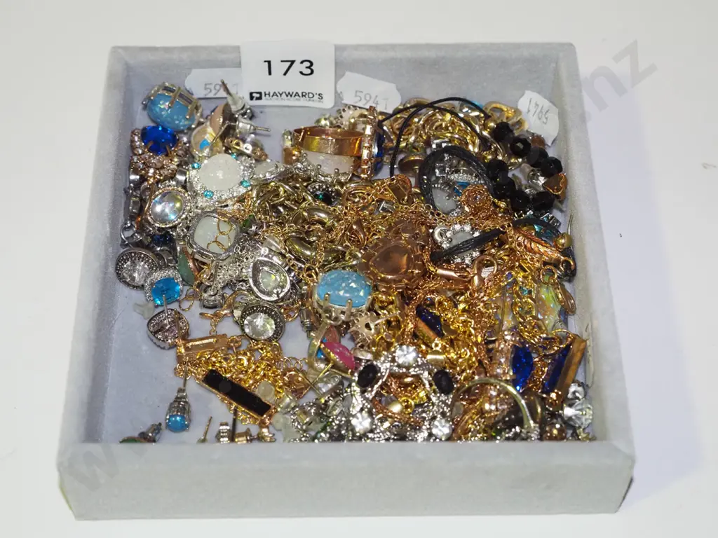 tray of costume jewellery Image 1++
