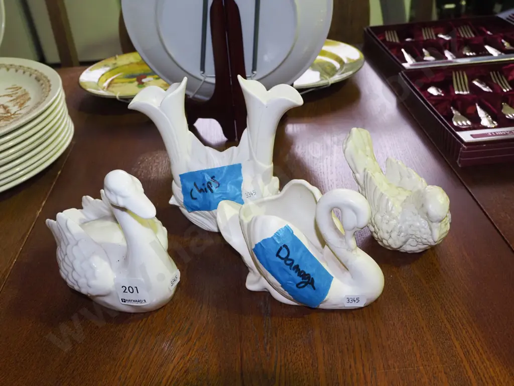 2x small Crown Lynn vases-  both have damage & 2x bird figurines Image 1++