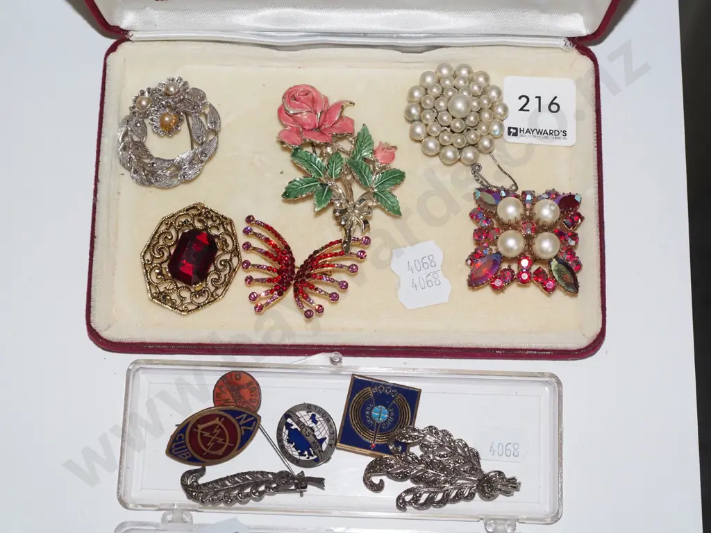 2x trays of brooches & badges Image 1++