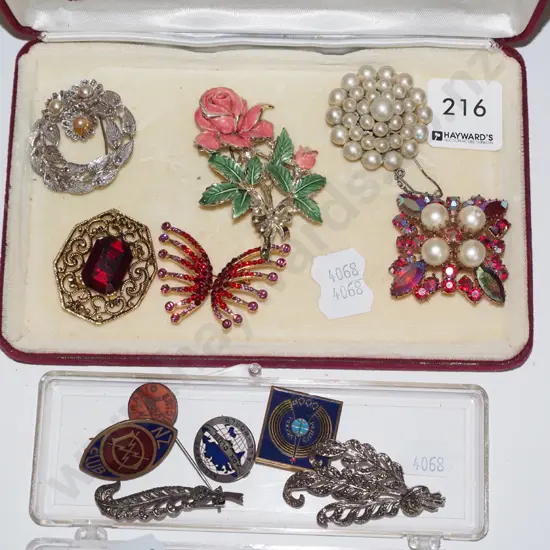 2x trays of brooches & badges