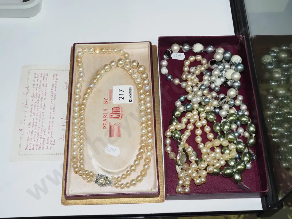 tray of costume jewellery pearls Image 1++