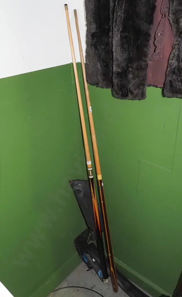 2x pool cues Image 1++