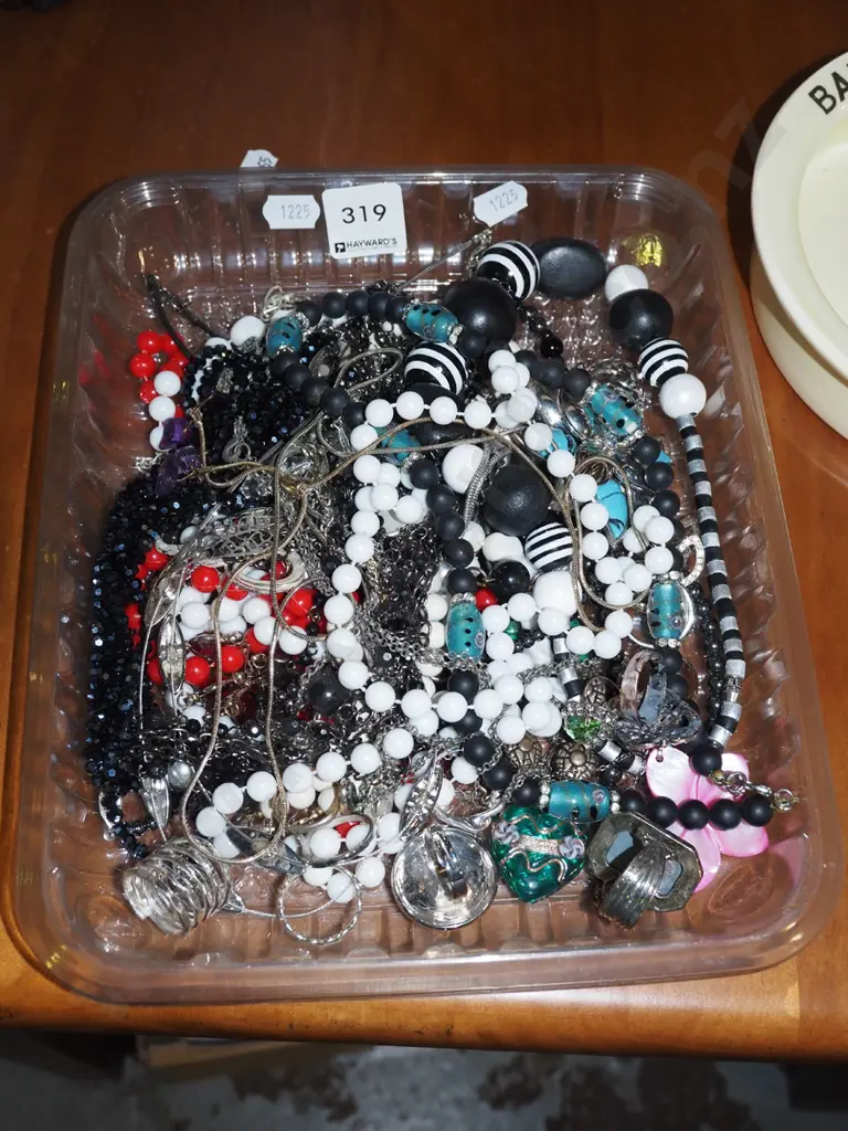 plastic tray of costume jewellery Image 1++