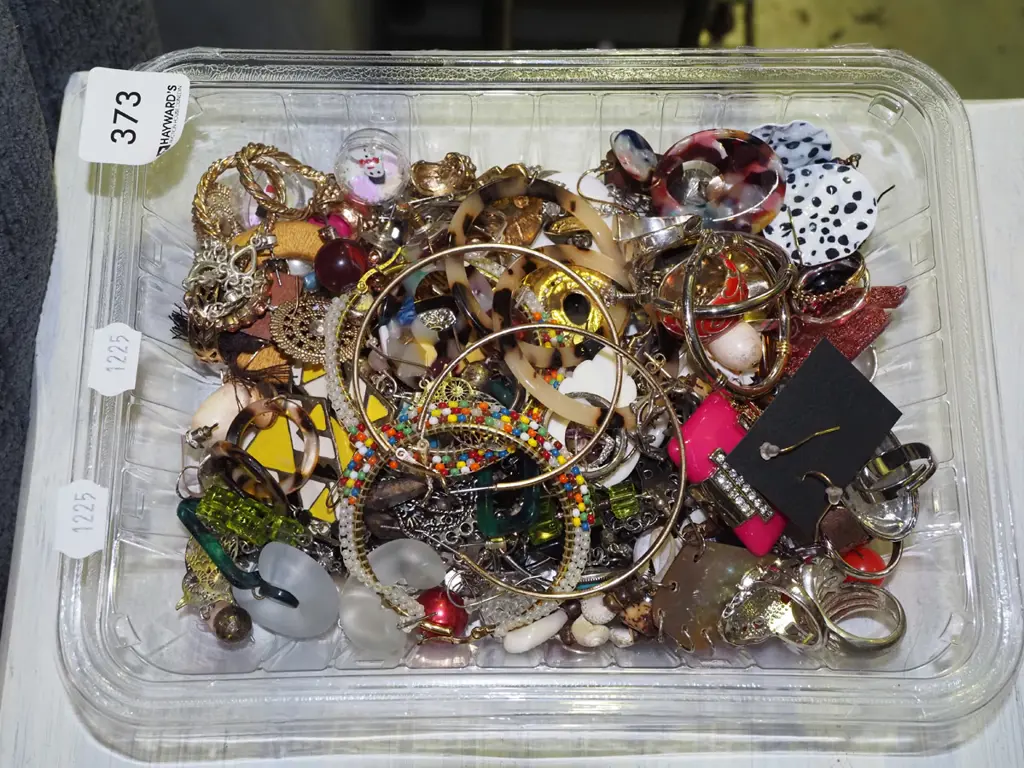 tray of costume jewellery Image 1++