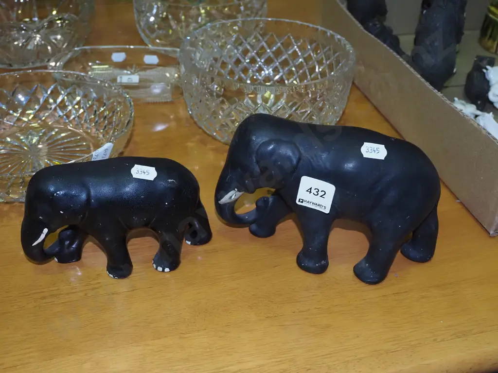 2x elephant figurines H110 Image 1++