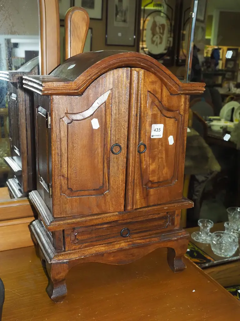 carved Indonesian jewellery chest H440  Image 1++