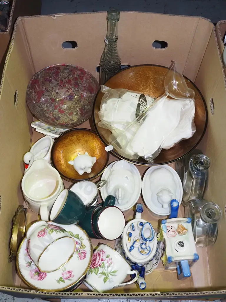box; glass bowls, cups, saucers etc Image 1++
