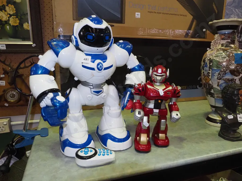 2x plastic toy robots Image 1++