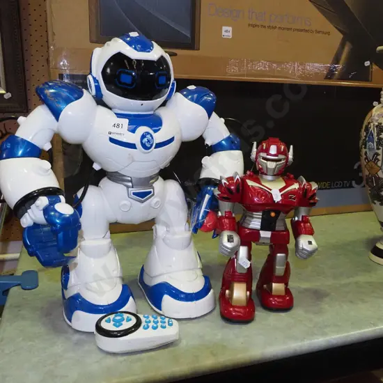 2x plastic toy robots