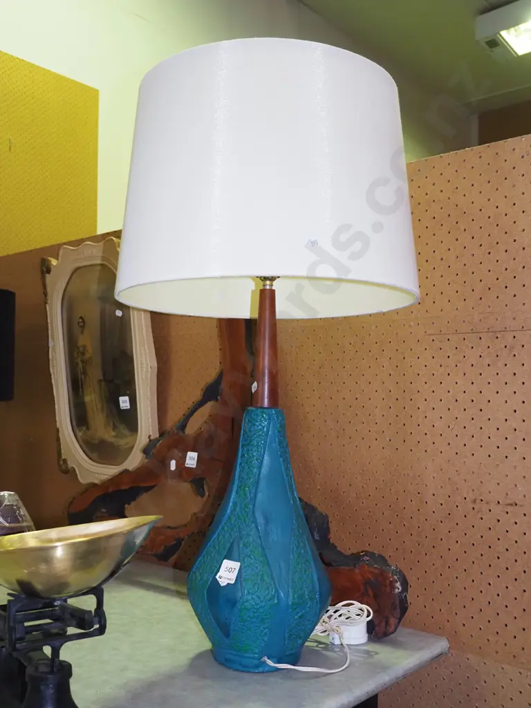 retro ceramic and wood based table lamp H710 Image 1++