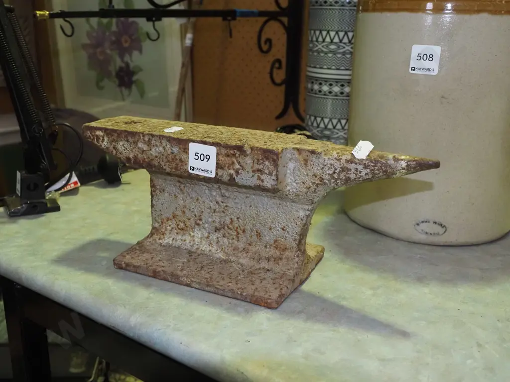 railway iron anvil W320 Image 1++