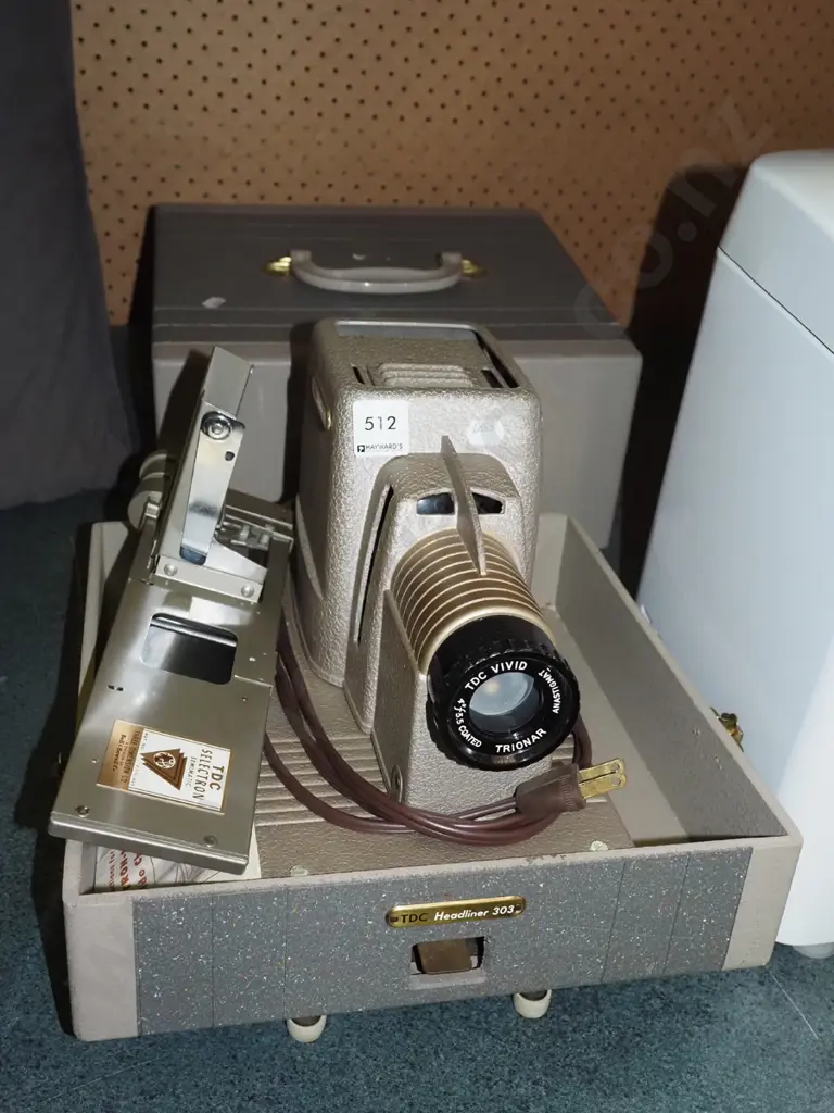 vintage slide projector and case Image 1++