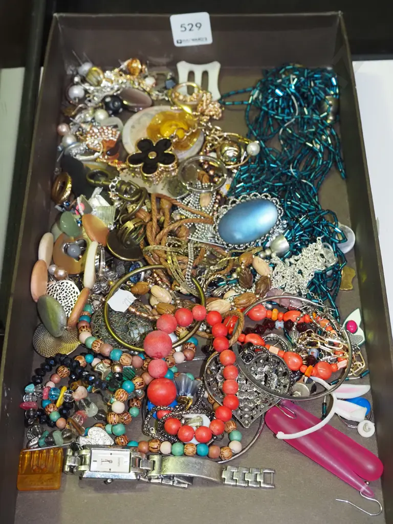 tray of costume jewellery Image 1++