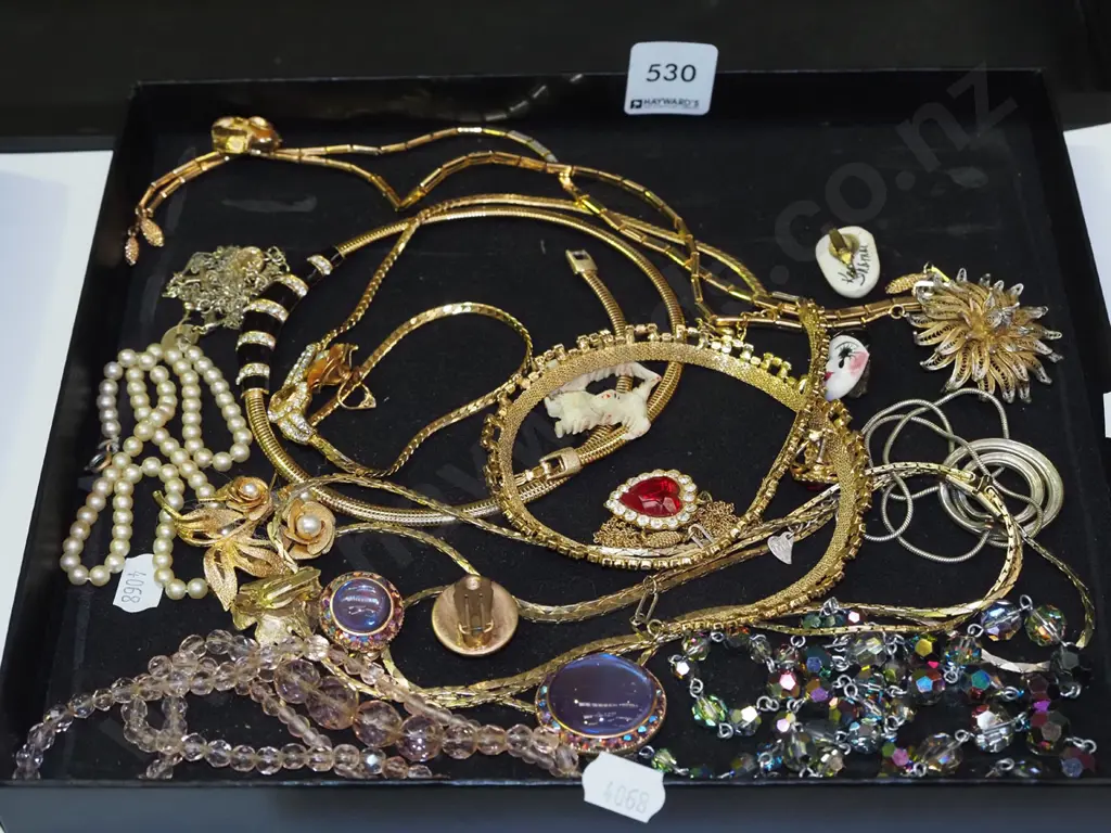 tray of costume jewellery Image 1++
