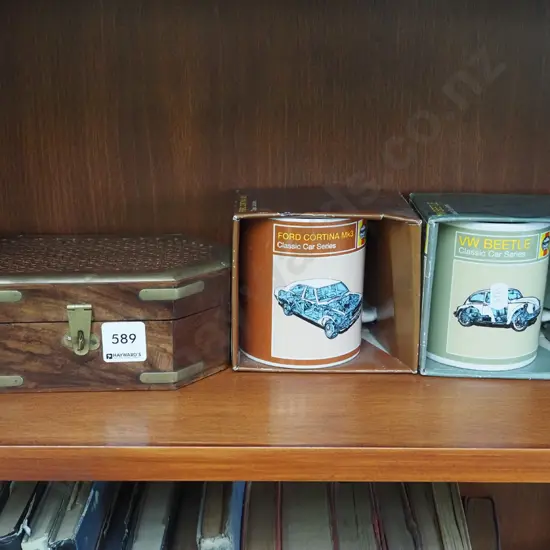 2x car themed mugs, lidded hardwood and brass trinket box
