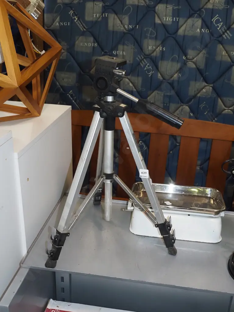 2x camera tripods Image 1++