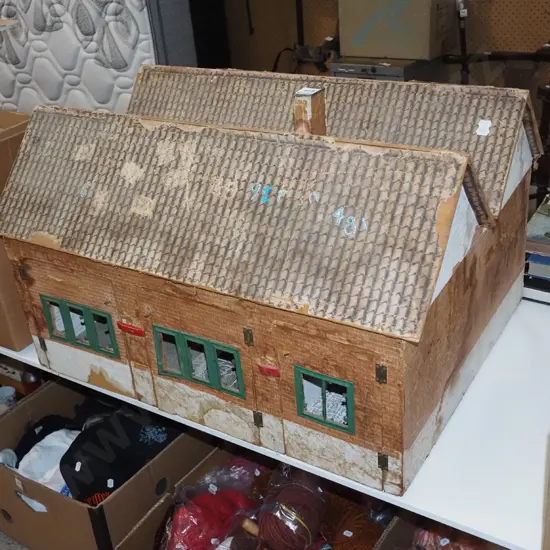 restorer's vintage dollshouse H430 W700 D550