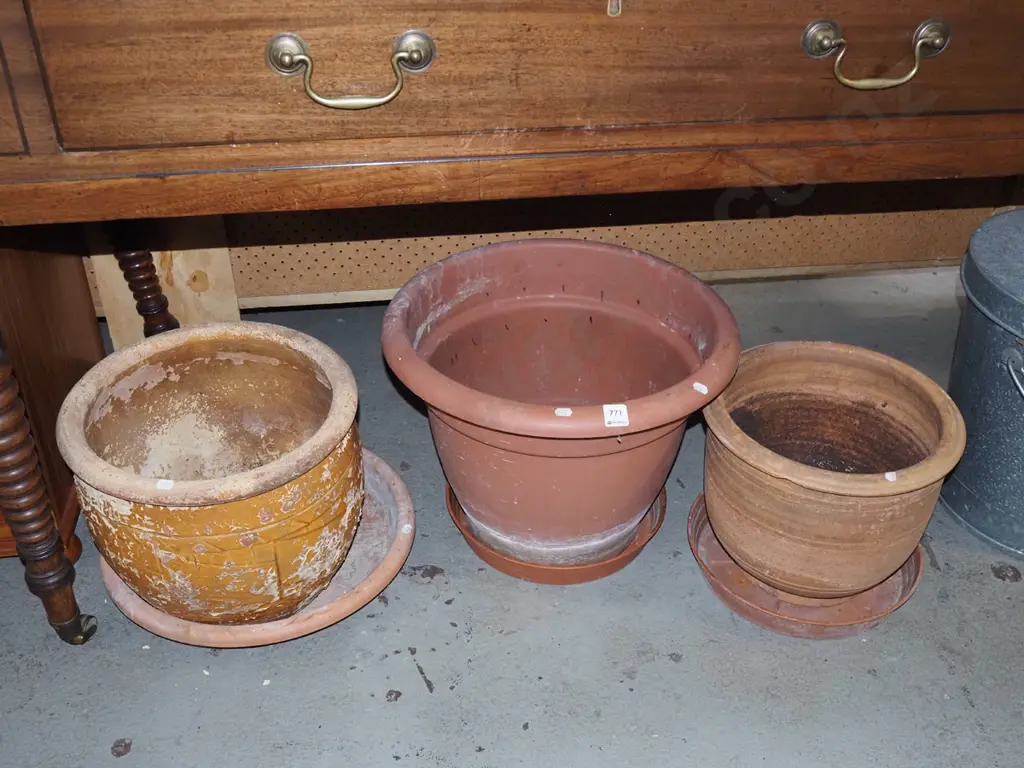 3x garden planters - 2x terracotta, 1x plastic Image 1++