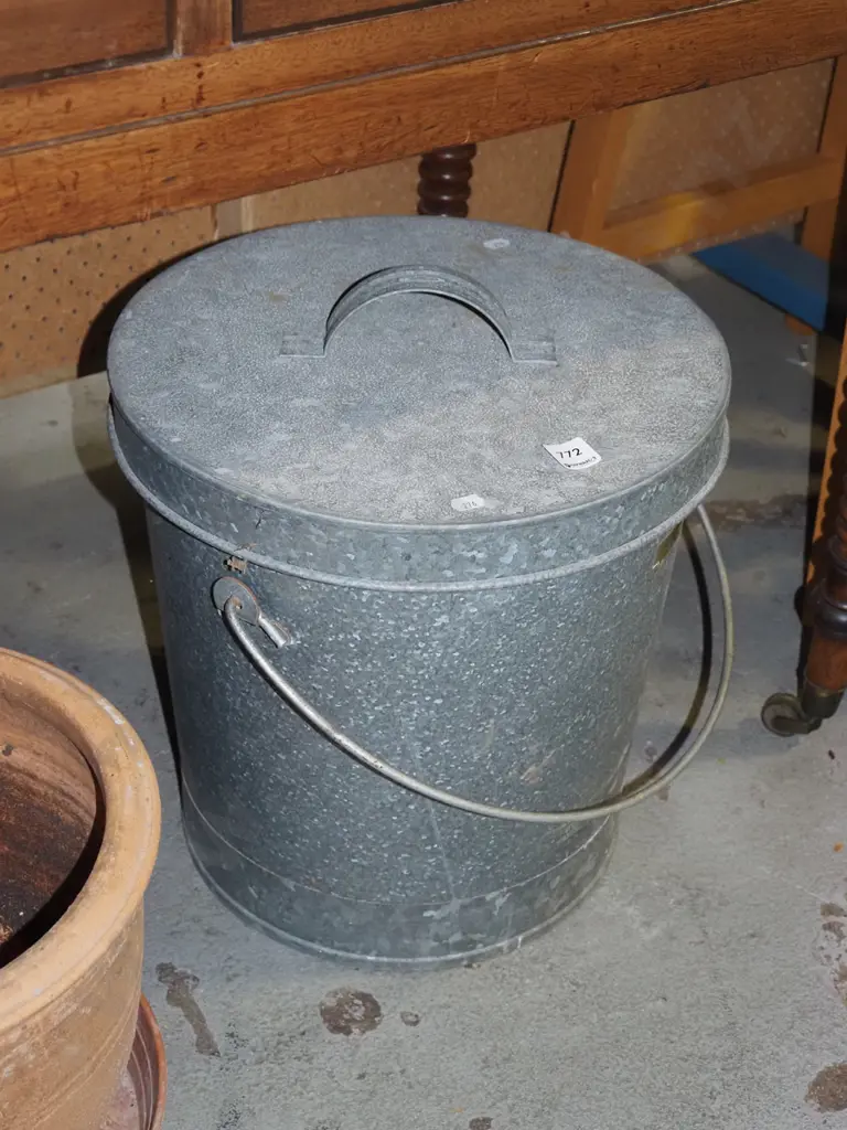 galvanised ashcan Image 1++