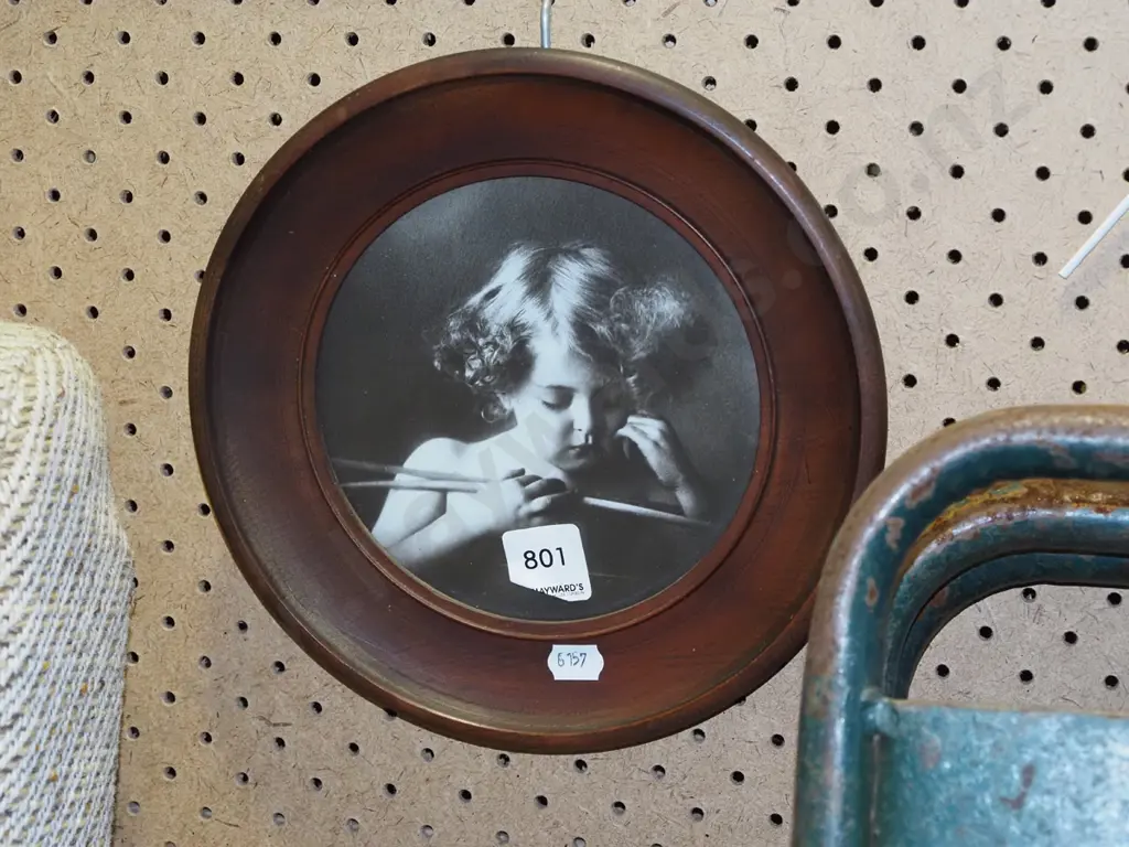 small circular cherub print Diam220 Image 1++