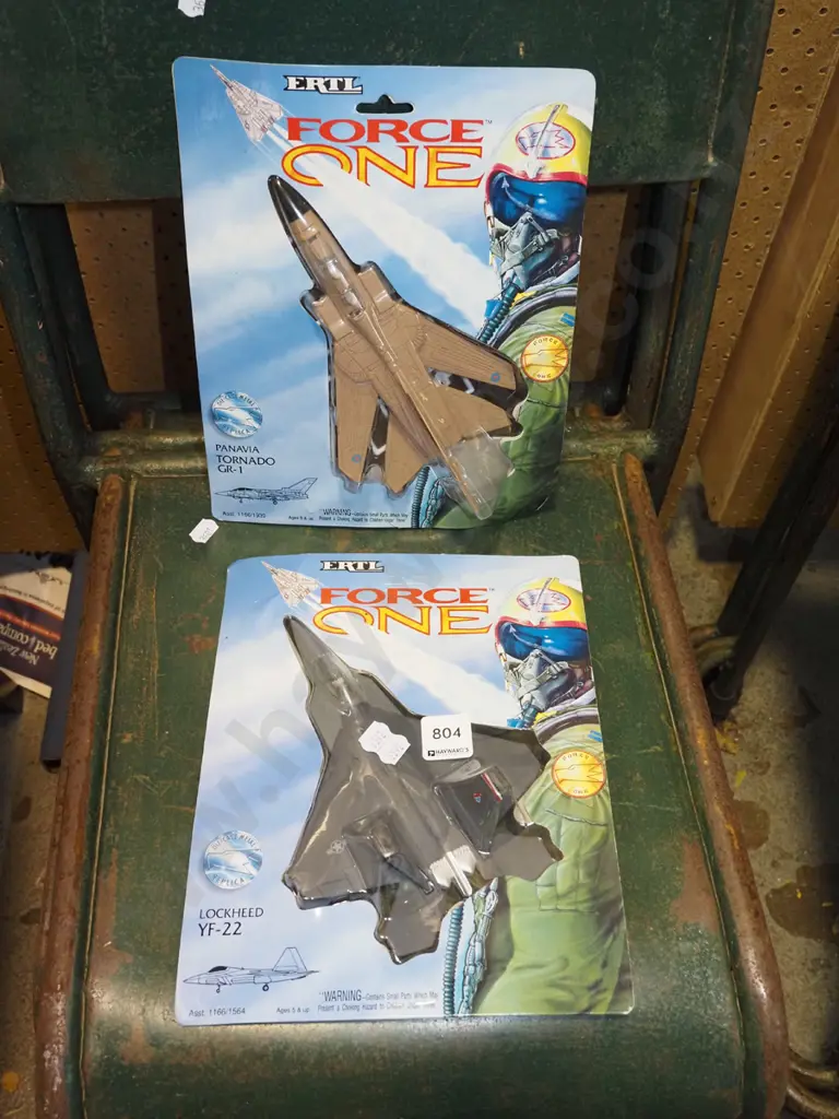 2x carded diecast planes Image 1++