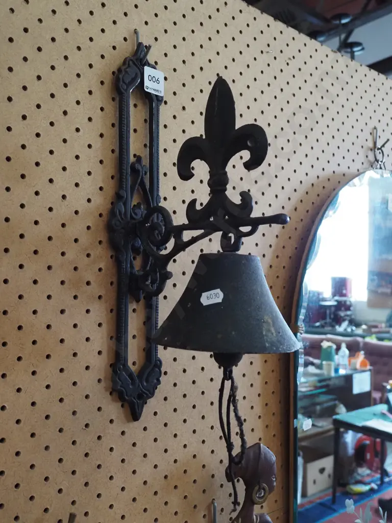 cast metal wall mounted bell L350 Image 1++