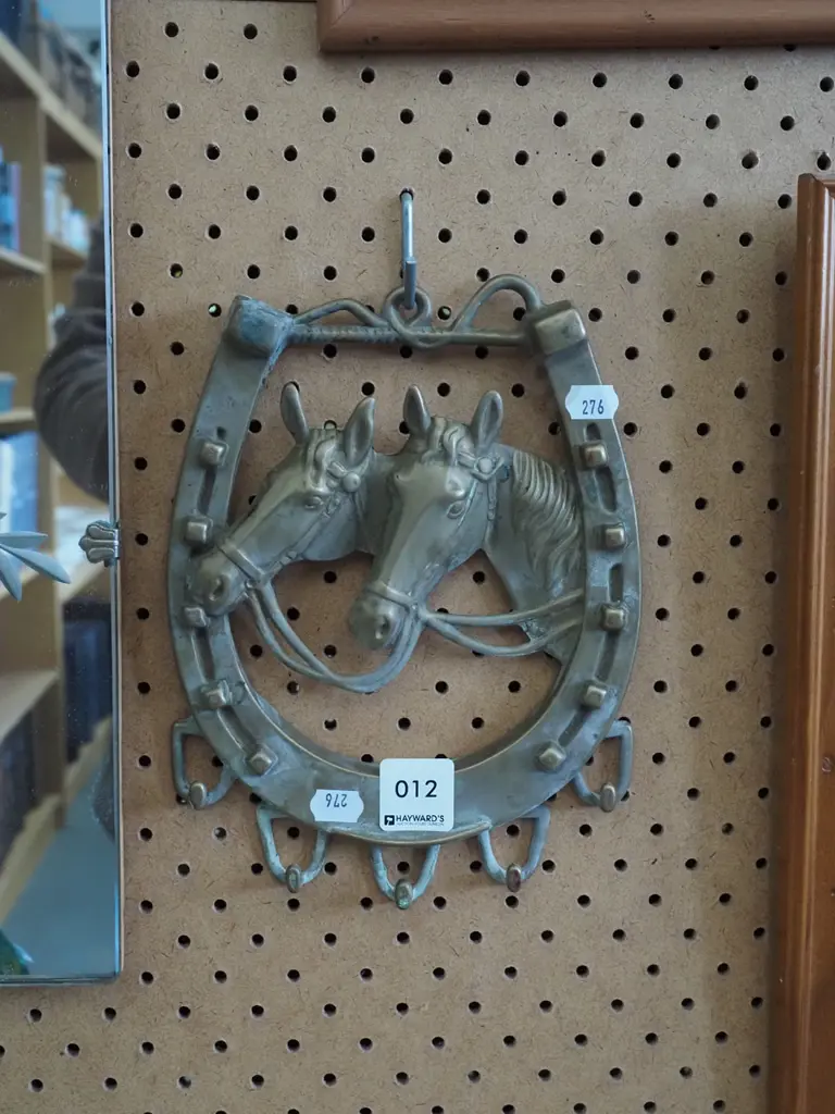 cast brass wall mounted horse shoe Image 1++