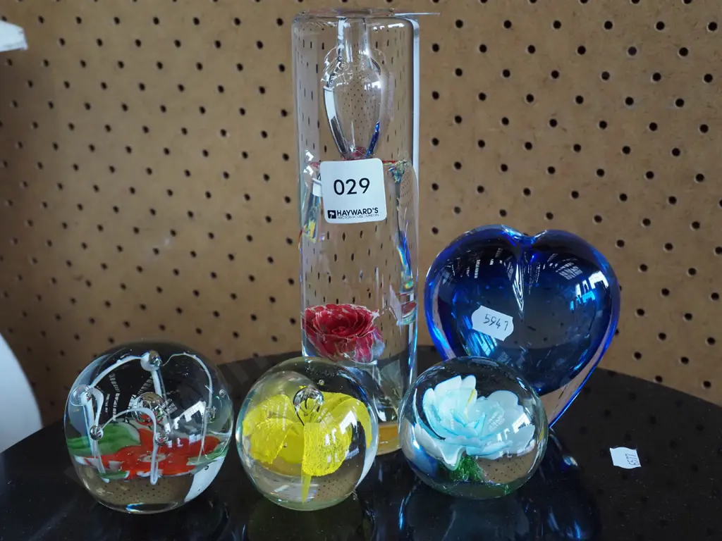 4x art glass paper weights, bud vase Image 1++