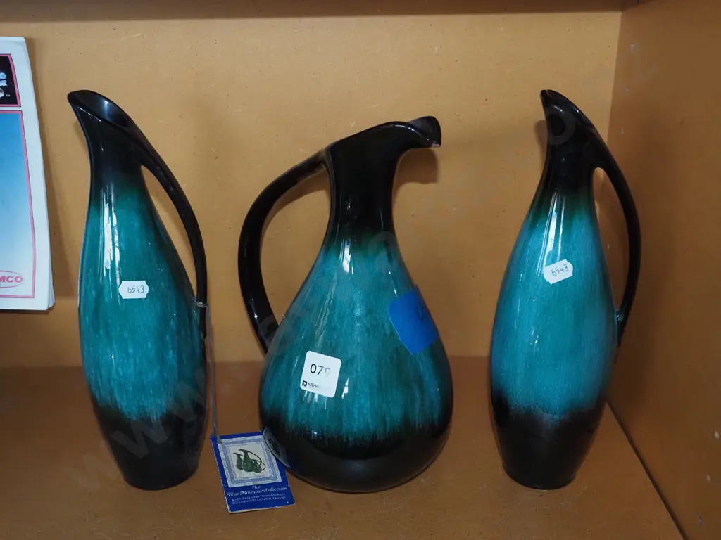 3x Blue Mountain ewer vases - smaller has chip to rim Tallest H280 Image 1++