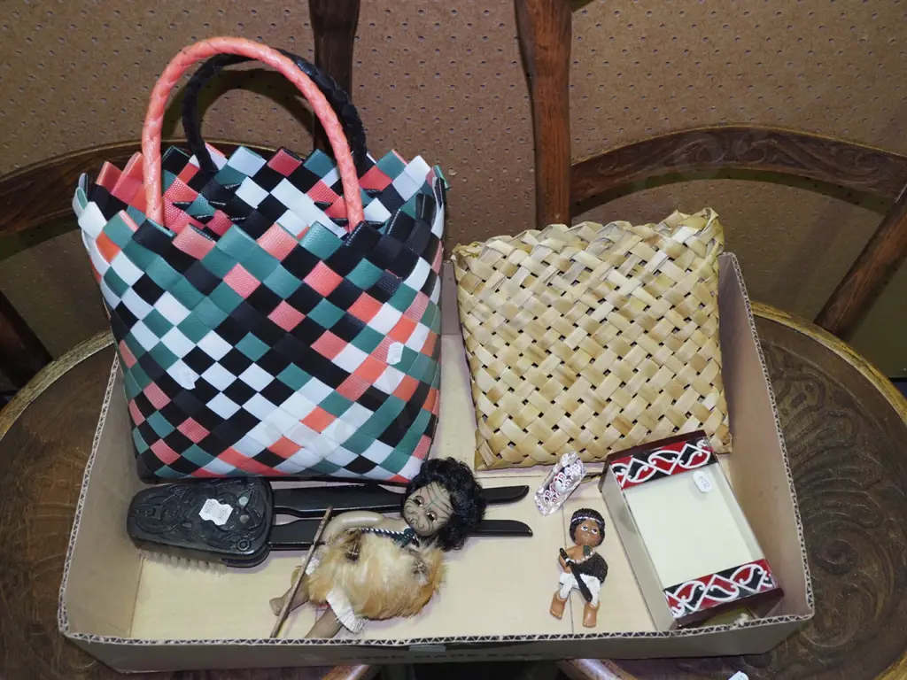 box; kete, clothes brush, souvenir items etc Image 1++
