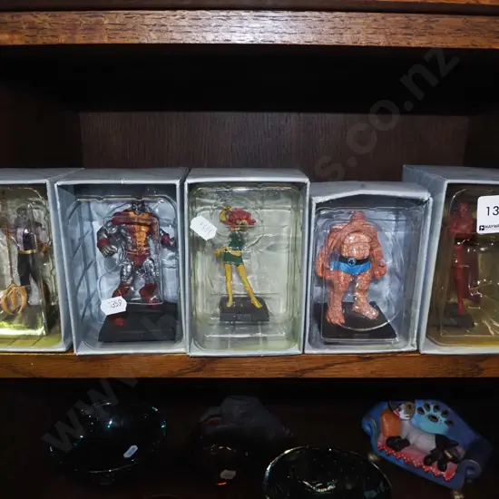 5x boxed action figurines H125