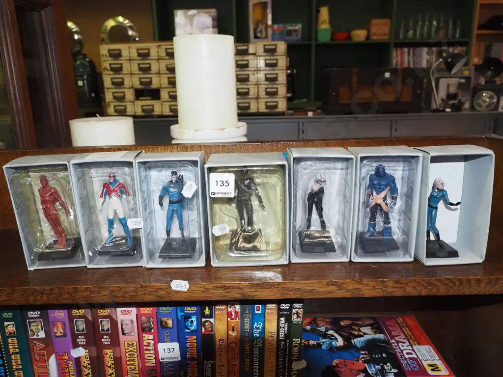 7x boxed figurines H125 Image 1++