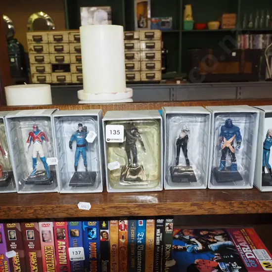 7x boxed figurines H125