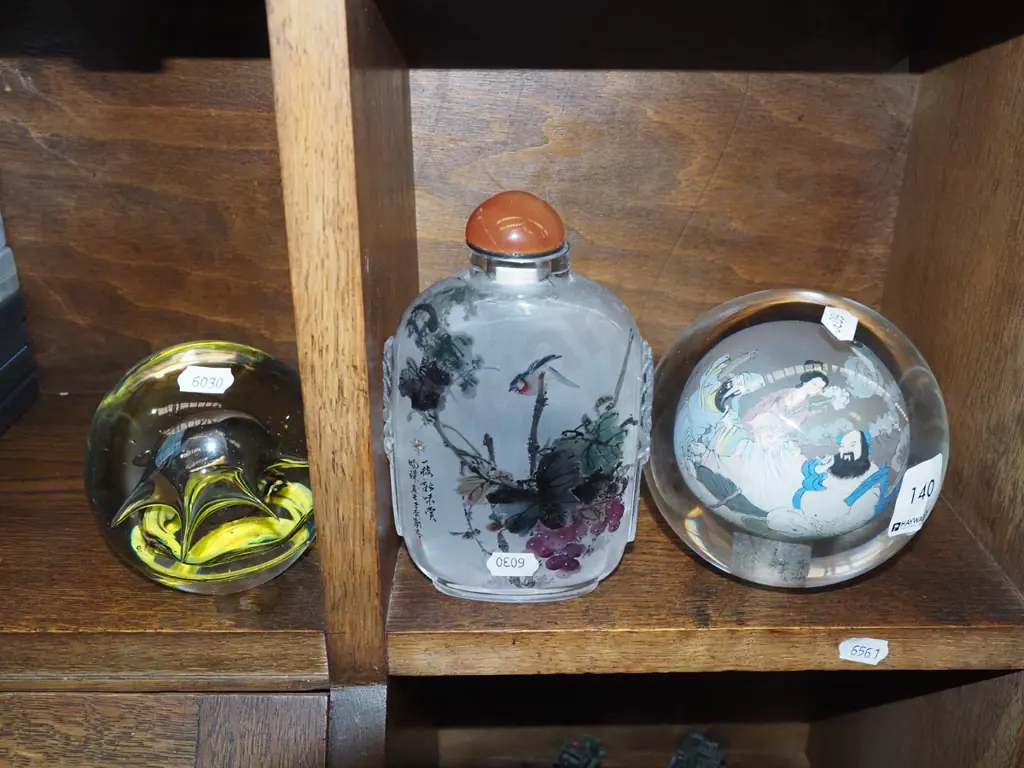 2x glass globes, stoppered glass bottle H150 Image 1++